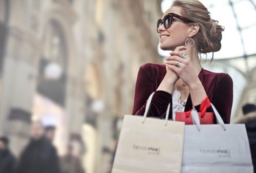 買物する女性