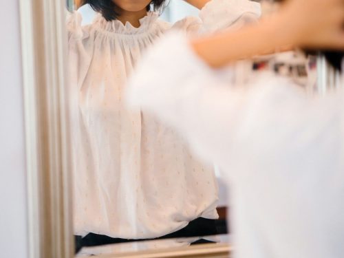 鏡の前の女性
