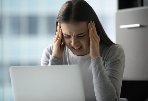 頭を抱える女性