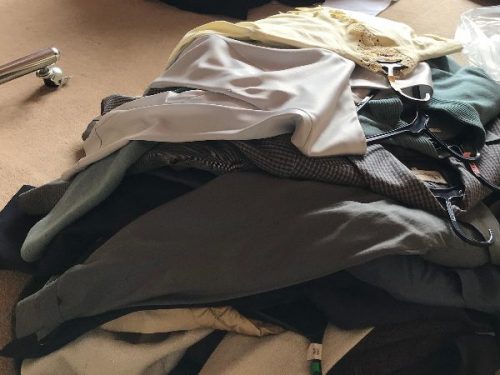 クローゼットから出した服